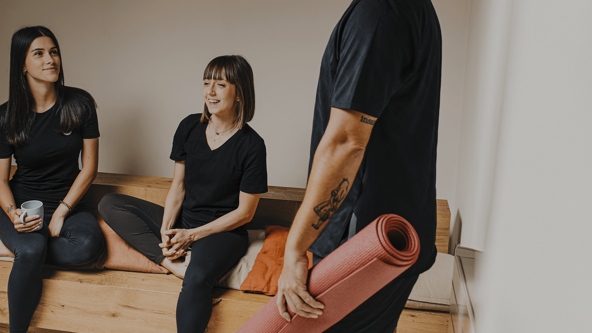 Clienti e coach si rilassano dopo la lezione da H3OM